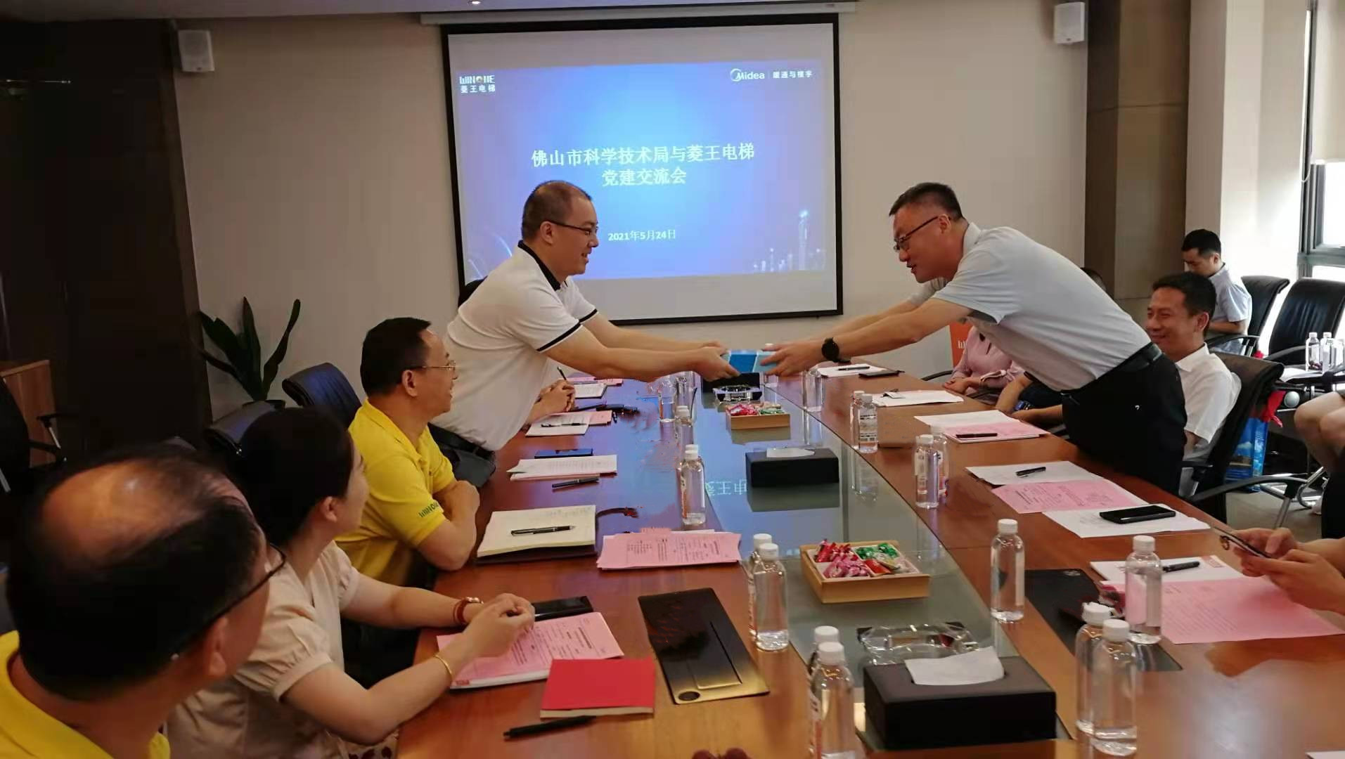 市科技局第一党支部书记郭明强上门给企业送政策.jpg