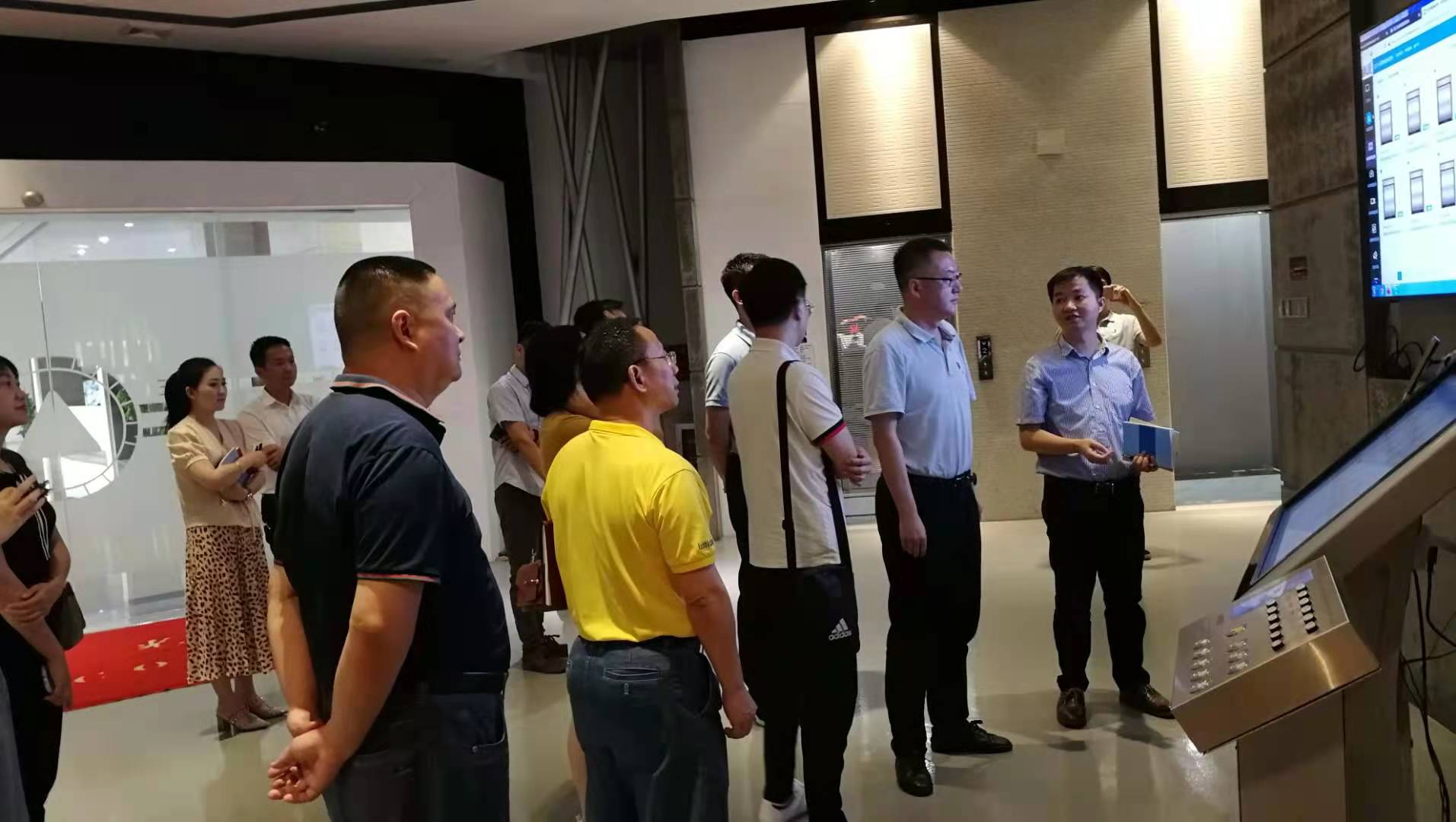 在菱王电梯有限公司参观企业生产的产品.jpg