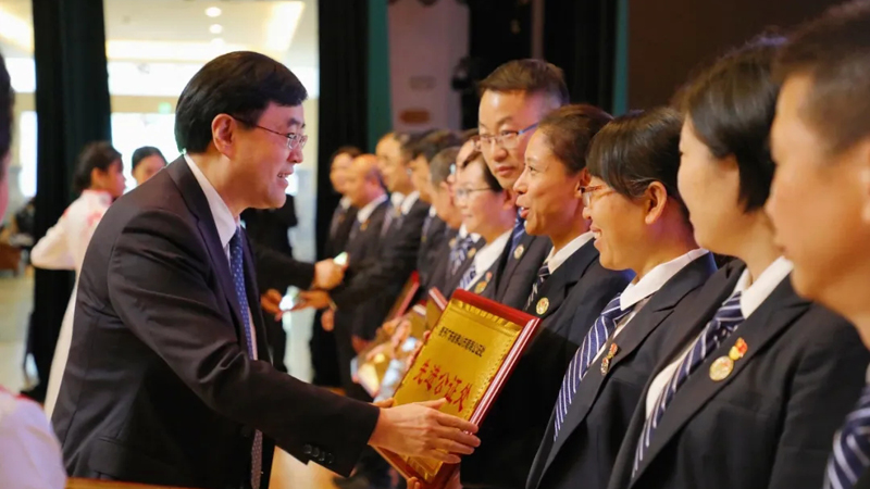 图为颁奖嘉宾正在为佛山市南海公证处颁发“先进公证处”牌匾.jpg