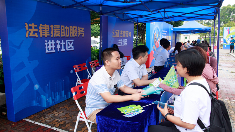 律师公证员在解答群众问题.jpg