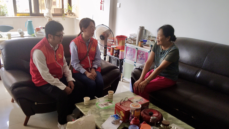 2市司法局党员志愿者到社区居民家中走访慰问.jpg