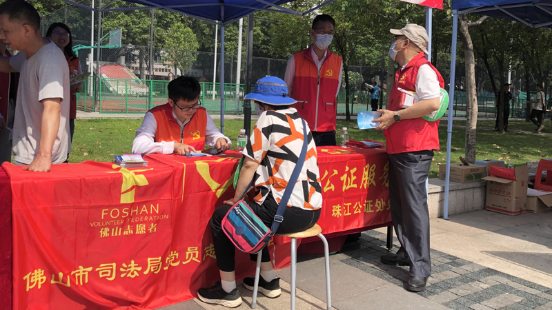 3市司法局党员志愿者为社区民众提供法律咨询等服务.jpg