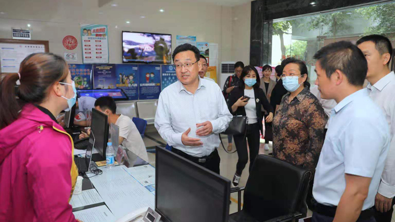 调研组参观行政复议窗口.jpg