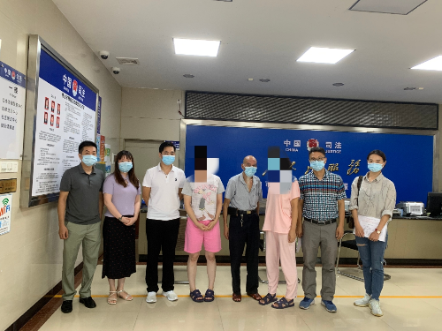 2.司法局工作人员与监狱工作人员办理移交手续..jpg