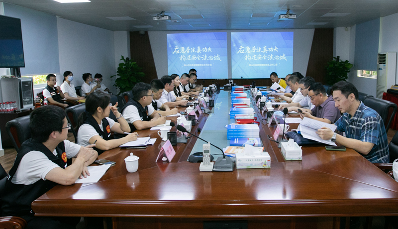 评审团在市应急管理局听取普法工作汇报.jpg