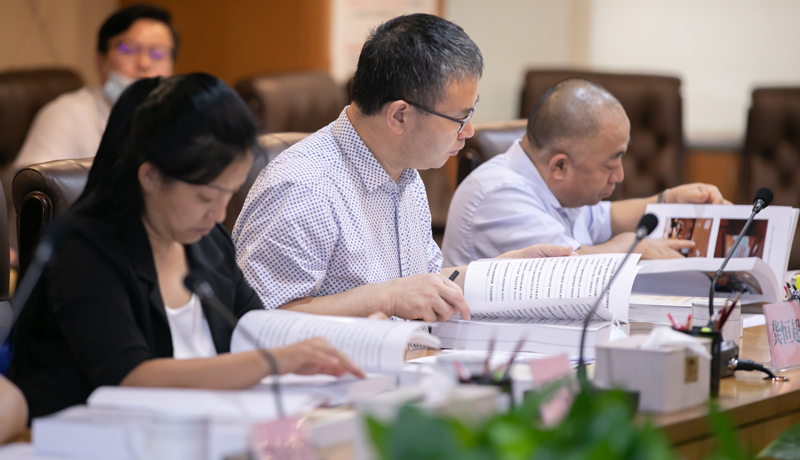 评委们在市财政局查阅普法台账.jpg