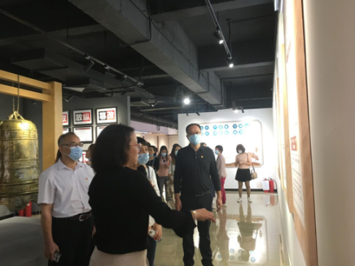 参观龙津村党风廉政建设展馆.png