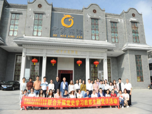 在龙津村文化中心前合影.png