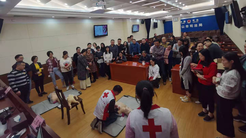 授课老师现场演练心肺复苏及AED自动体外除颤仪的使用.jpg