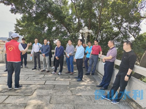 聆听革命先烈事迹.jpg
