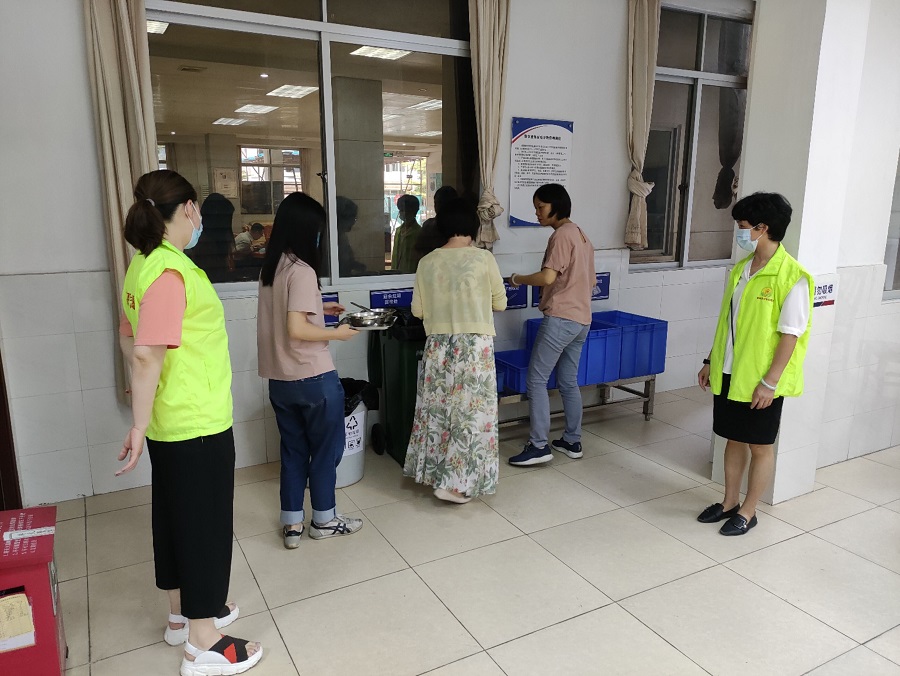 志愿队在食堂宣传监督垃圾分类.jpg