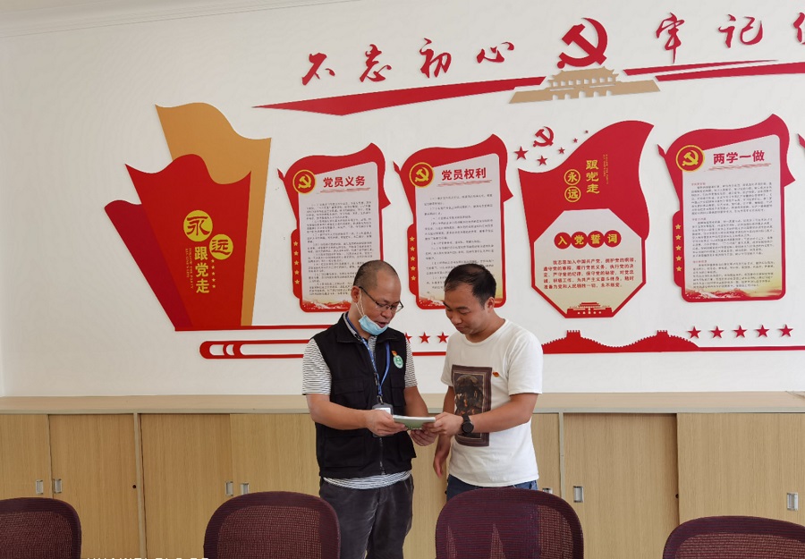 第七党支部邱树清书记向企业党支部赠送环保法律书籍.jpg