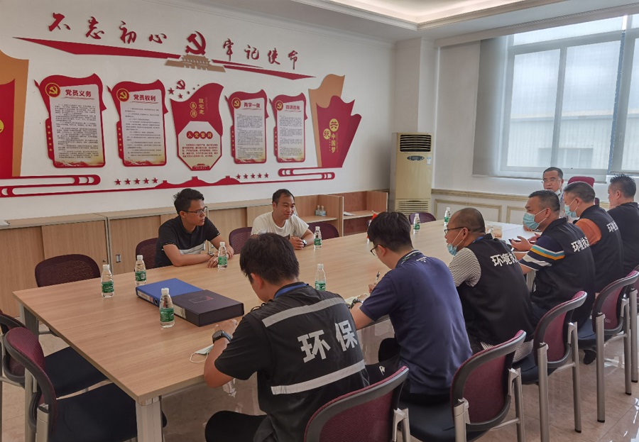 七一当天，第七党支部开展执法检查后与企业支部开展座谈，向企业反馈检查发现问题，帮扶企业做好整改2.jpg