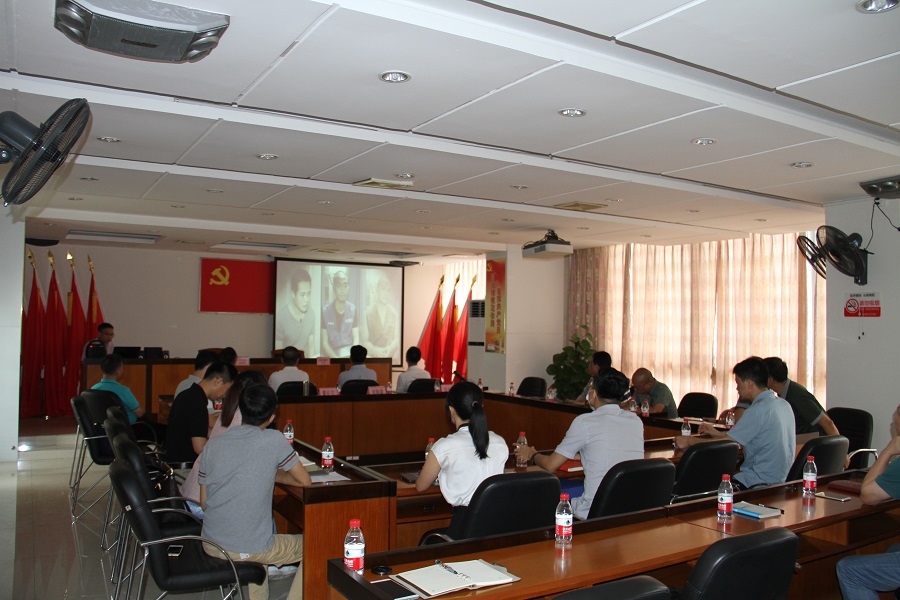 3.观看党风廉洁教育专题片《“蝇贪”之害》.JPG