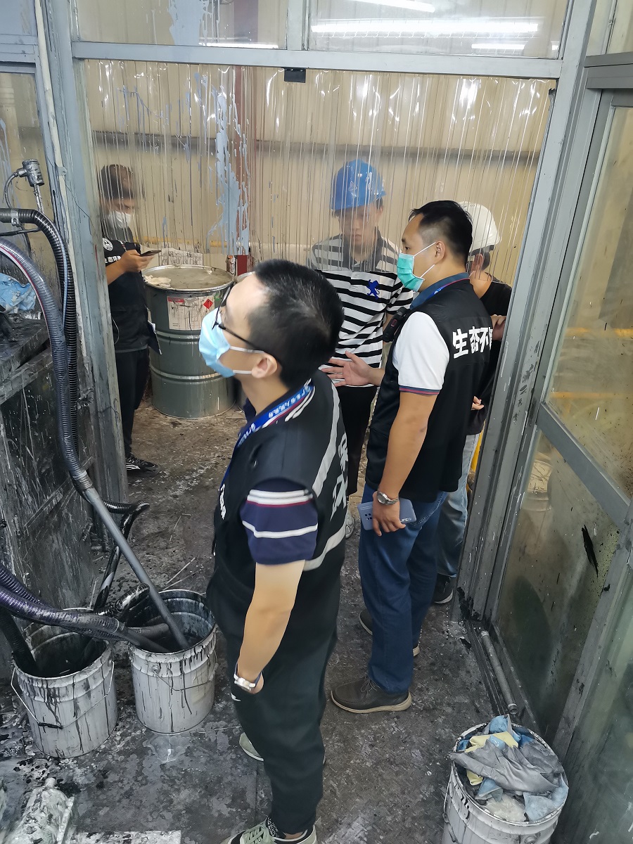 执法人员帮扶指导企业整改生产车间废气收集效果不佳问题.jpg