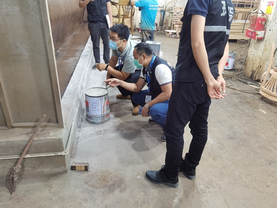 执法人员检查家具企业废气治理设施运行情况.jpg