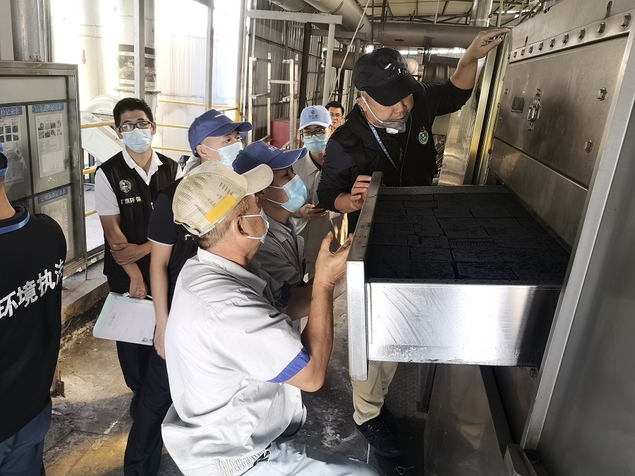 执法人员检查企业废气治理设施日常运维情况.jpg