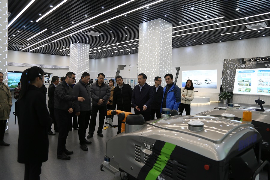 调研组现场参观盈峰环境科技集团应用展示中心.JPG