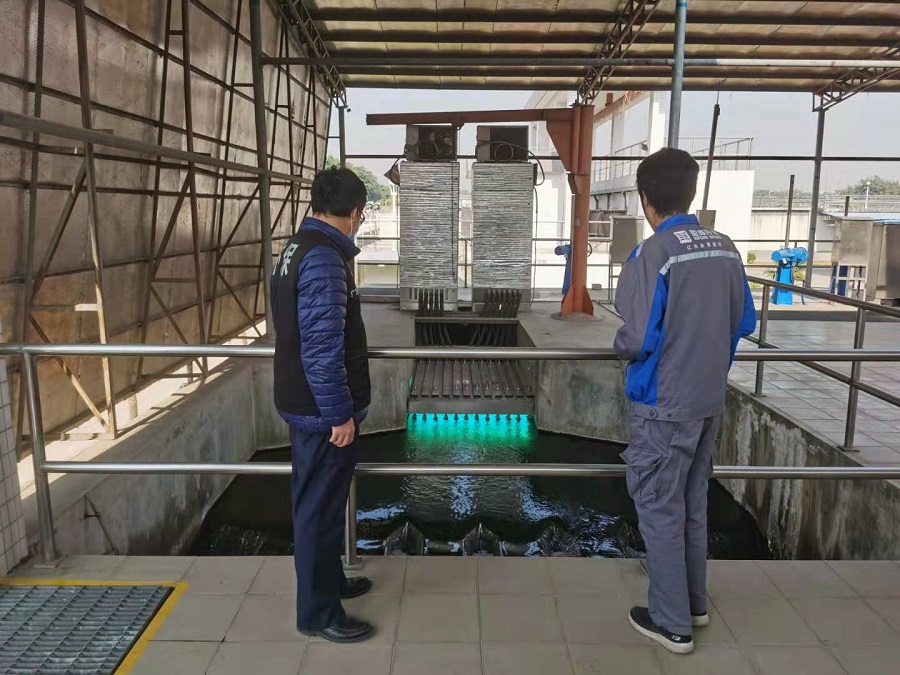 执法人员检查污水处理厂尾水消毒等环境安全措施落实情况.jpg