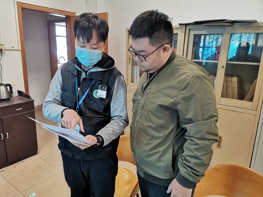 执法人员向企业负责人解读《佛山市生态环境局关于做好春节前后环境安全防范工作的提醒函》内容，提醒企业做好节前环境安全生产工作.jpg