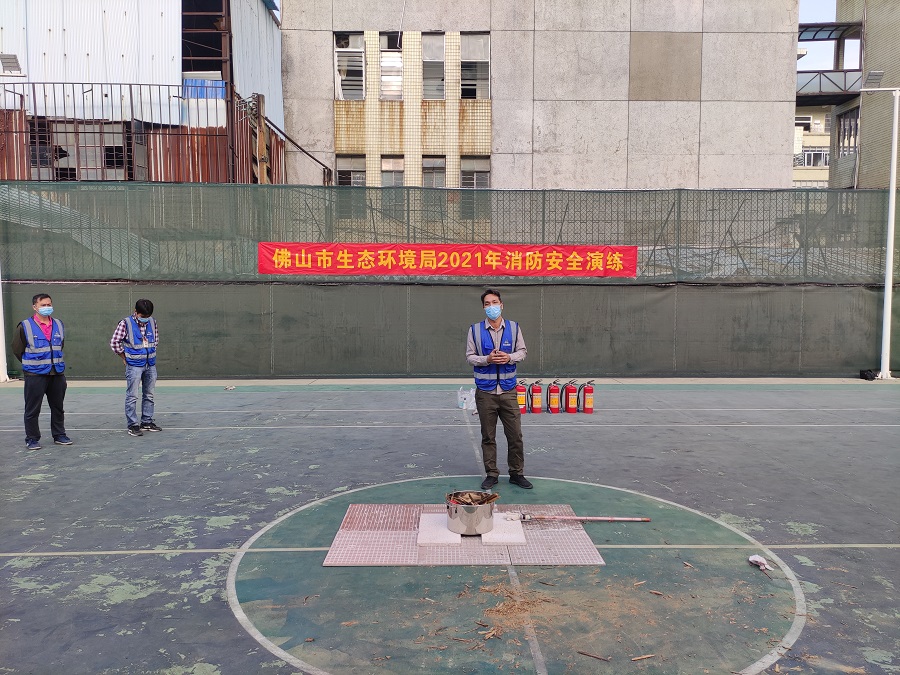 佛山消防公司人员现场讲解.jpg