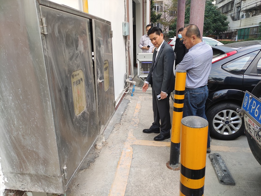 检查煤气管道总闸.jpg