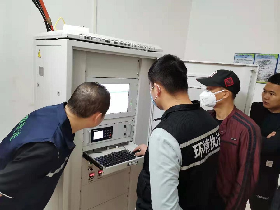 执法人员认真查看企业废气在线监控数据.jpg