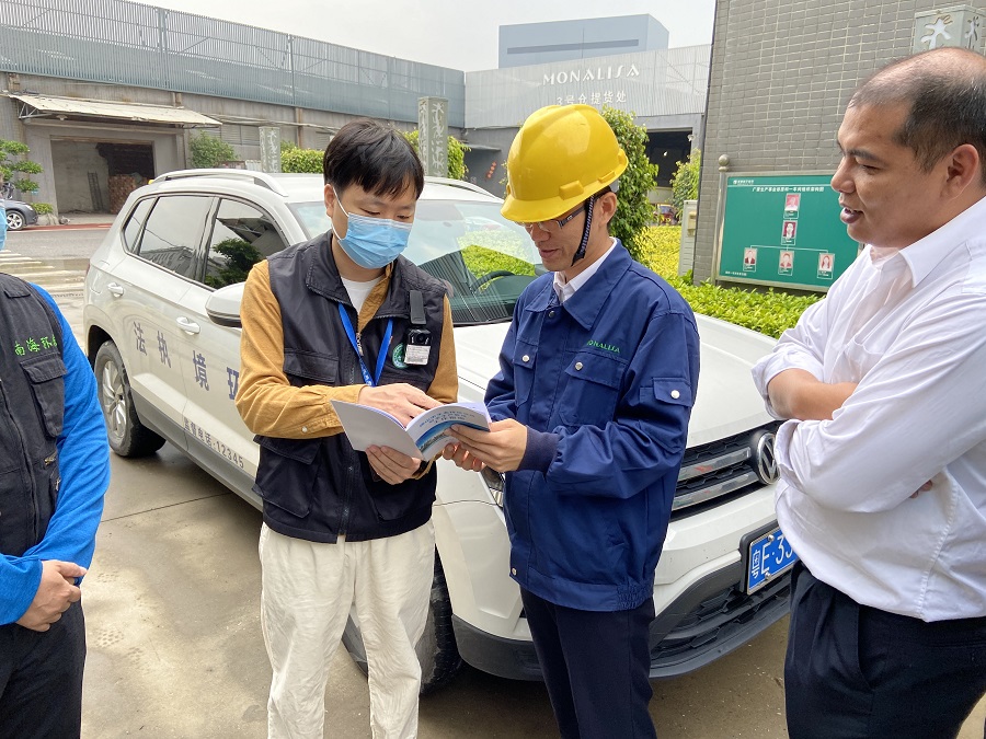 执法人员认真向企业负责人解读《佛山市生态环境领域安全生产管理工作指南》内容.jpg