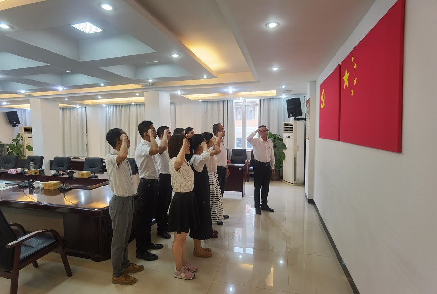 第五党支部全体党员重温入党誓词，坚定理想信念.jpg