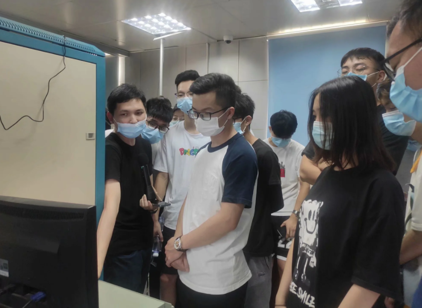 2021.05.12何智远在沙口水质空气自动站为同学介绍空气自动监测整体情况.png