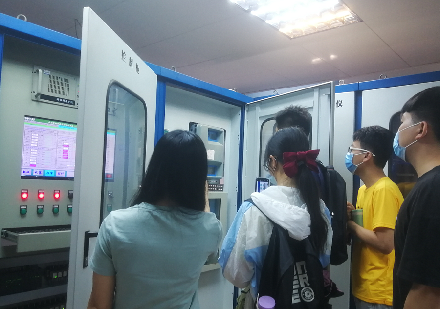 2021.05.12周雪玲在沙口水质空气自动站为同学介绍水质自动监测整体情况.png