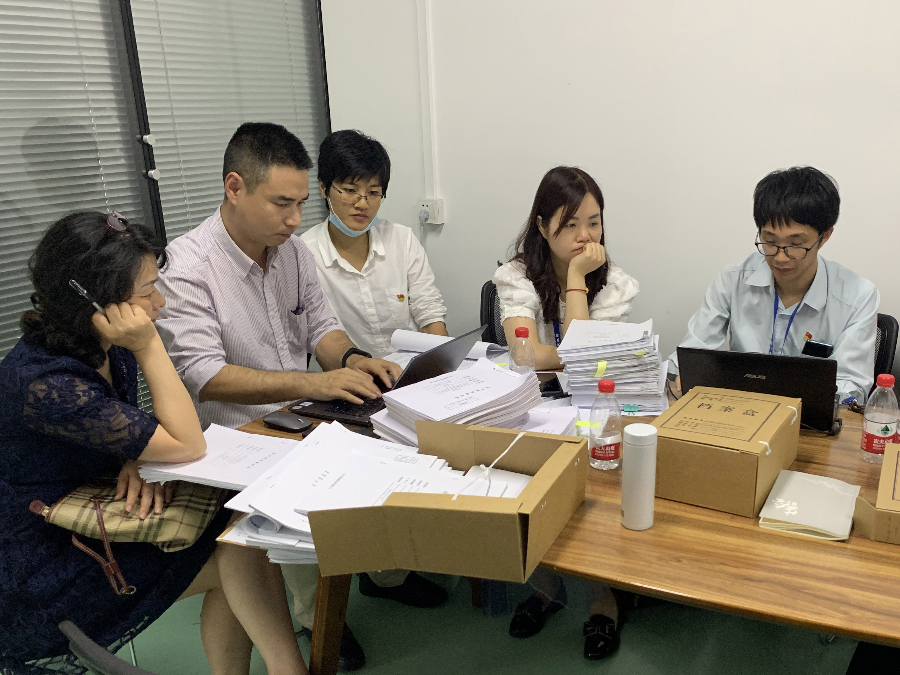 监测站第四党支部党员谭赟华进行现场检查照片.jpg