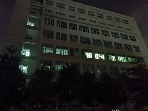 夜里的实验楼.jpg