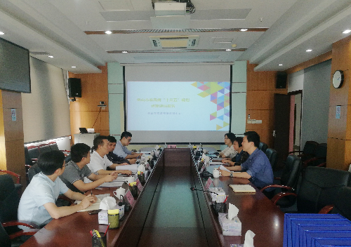 在市疾控中心听取工作汇报.jpg