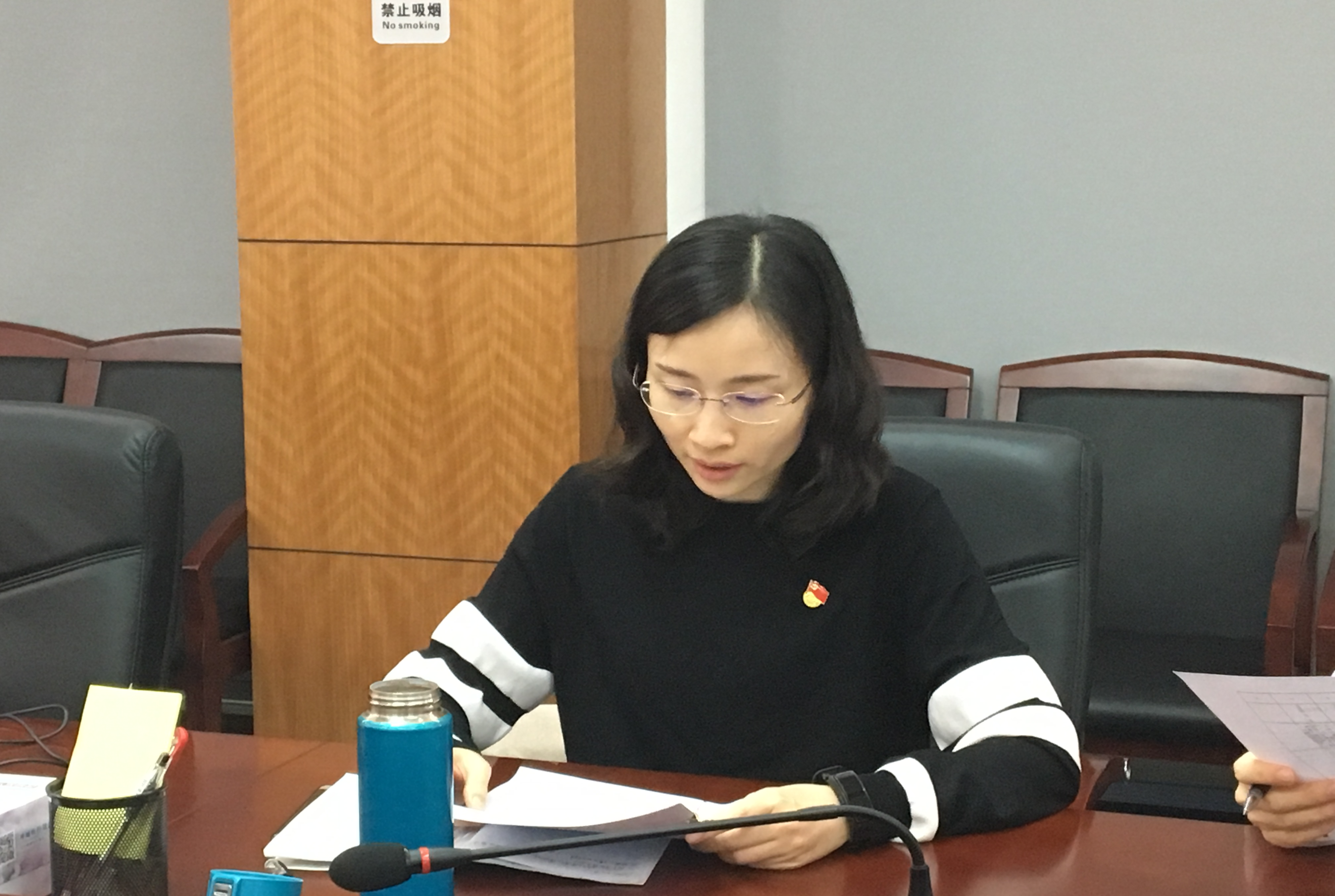 第二支部书记麦冰同志在述职.JPG