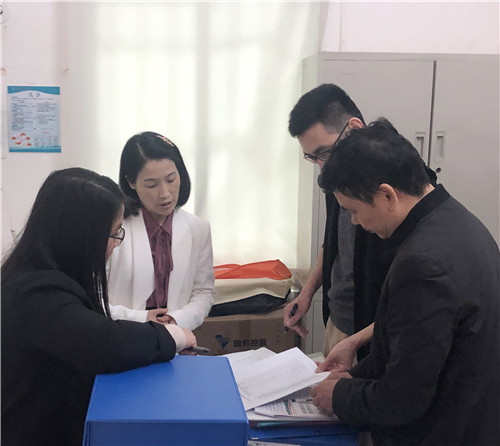 专家组在高明区慢性病防治站查阅资料.jpg