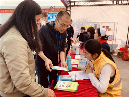 市、区疾控中心工作人员开展健康知识宣传.jpg