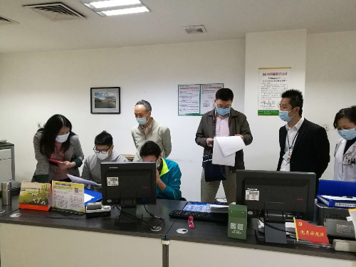 调研专家组现场查阅资料.jpg
